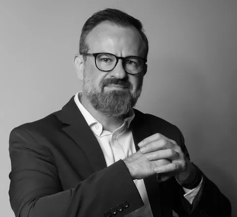 Retrato de Mario Trentim, de óculos e paletó escuro